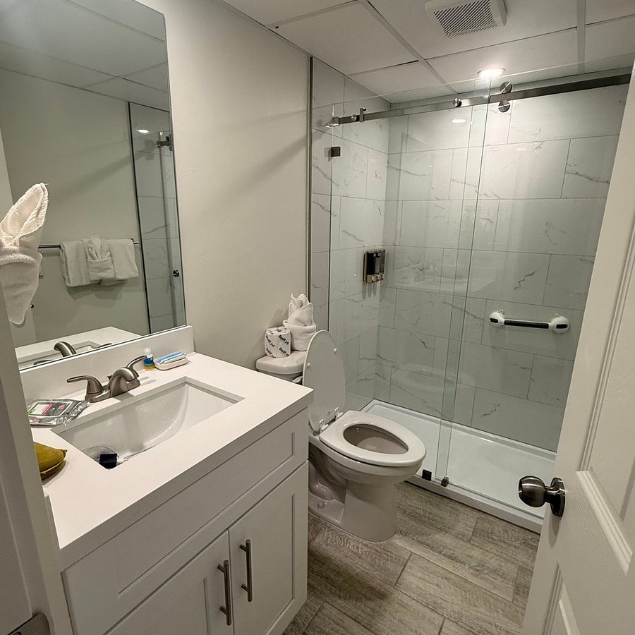 The Bay Inn At Lani Kai — Bathroom