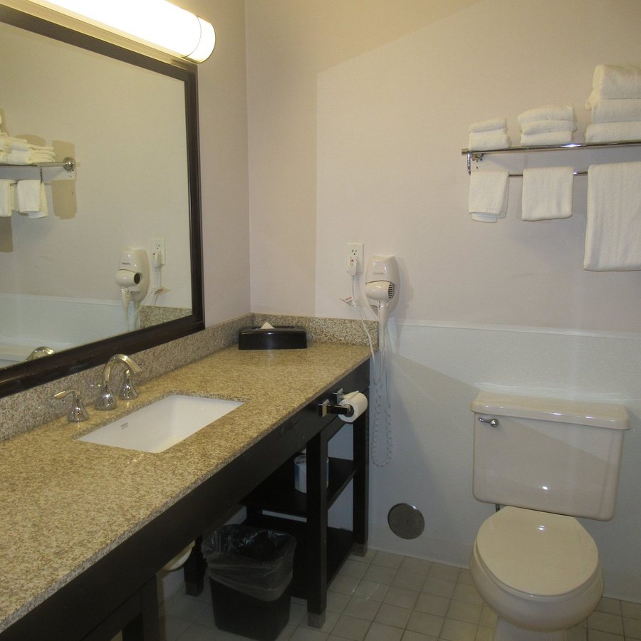 The Bay Inn Of Petoskey — Bathroom