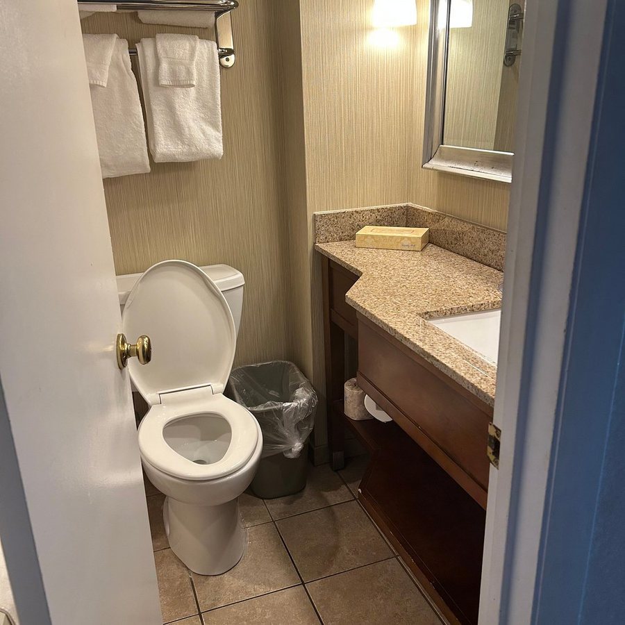 The Bay Resort Waterfront Hotel — Bathroom