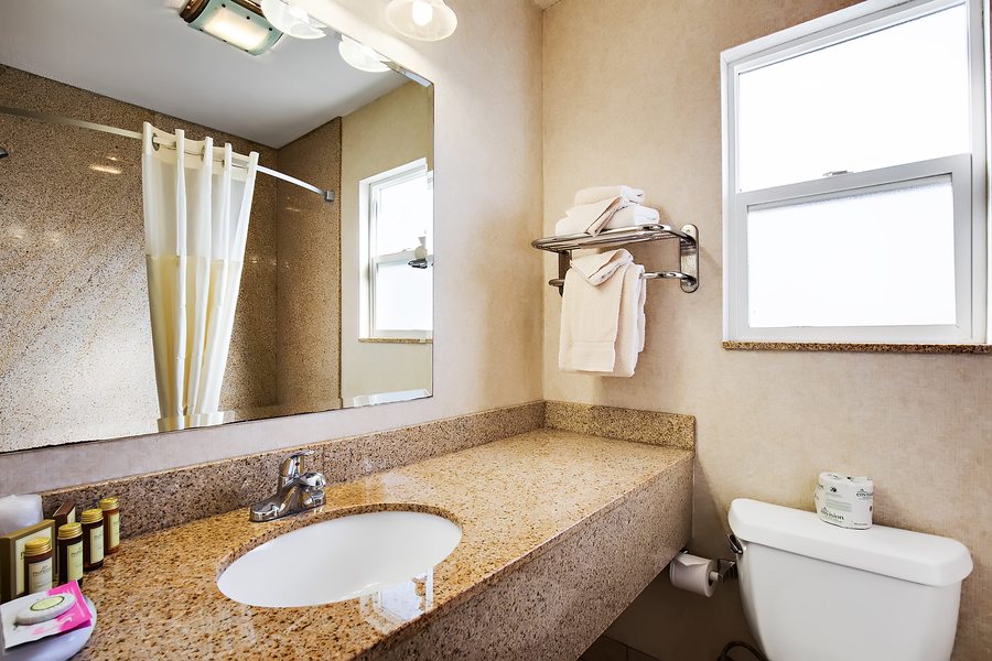 The Beachcomber Motel and Spa on the Beach — Bathroom