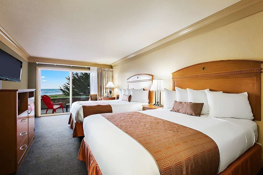 The Beachcomber Motel and Spa on the Beach — Guest room