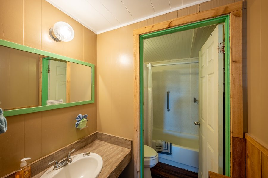 The Beachcomber Motel Apartments — Bathroom