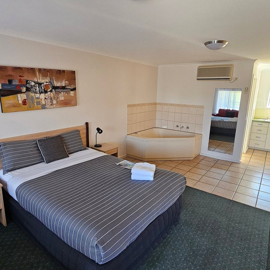 The Beachcomber Motel Apartments — Guest room