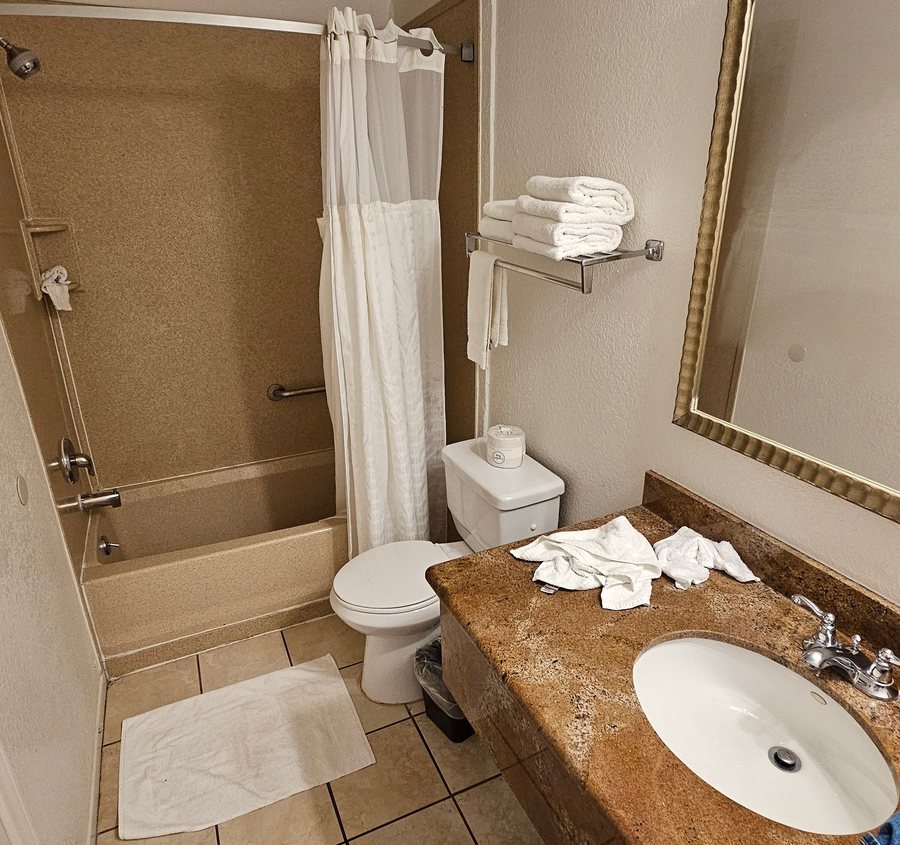 The Beachfront Inn Suites At Dana Point — Bathroom