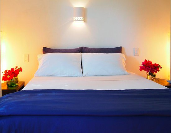 The Beachwood Canyon Retreat Los Angeles California — Guest room