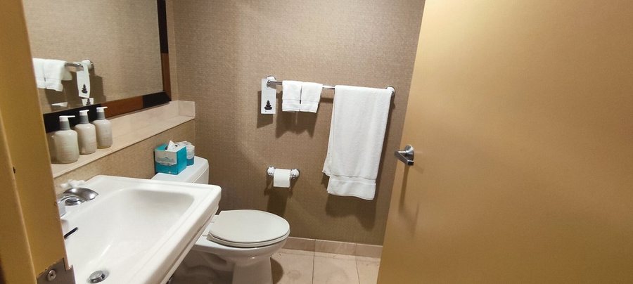 The Beacon Hotel Corporate Quarters — Bathroom