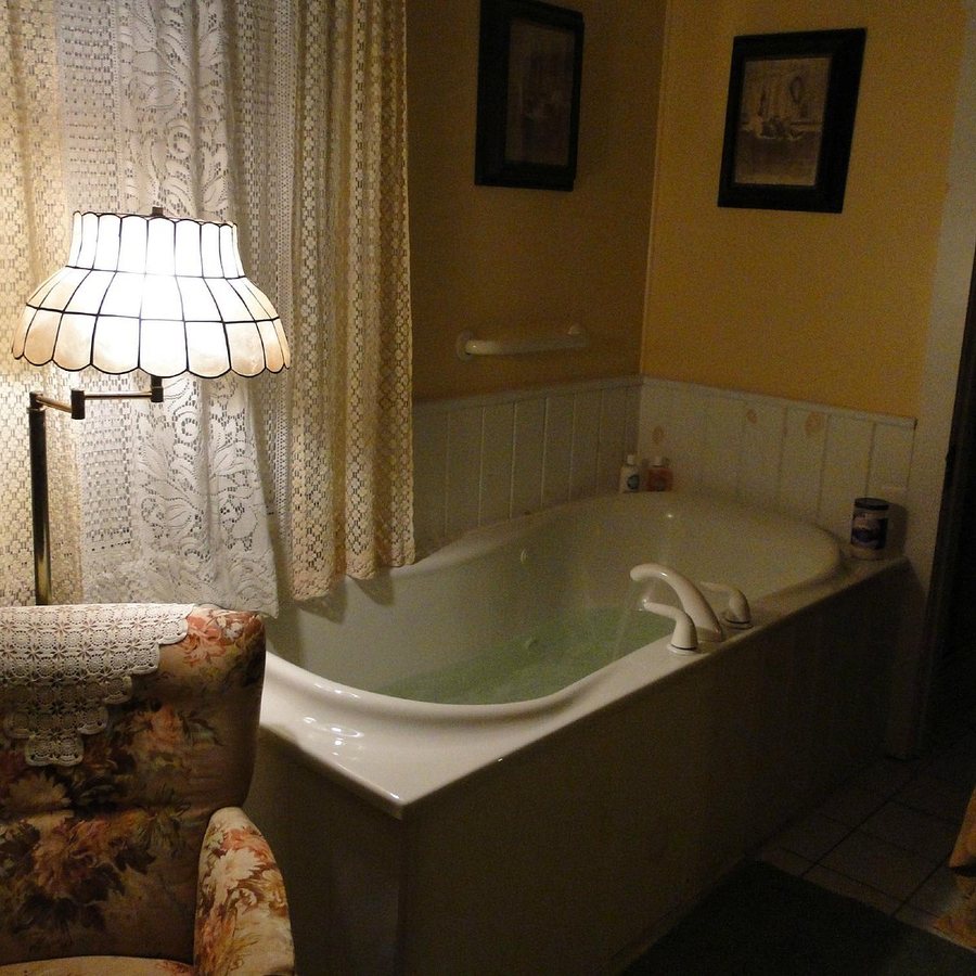 The Bella Victoria Bed Breakfast — Bathroom