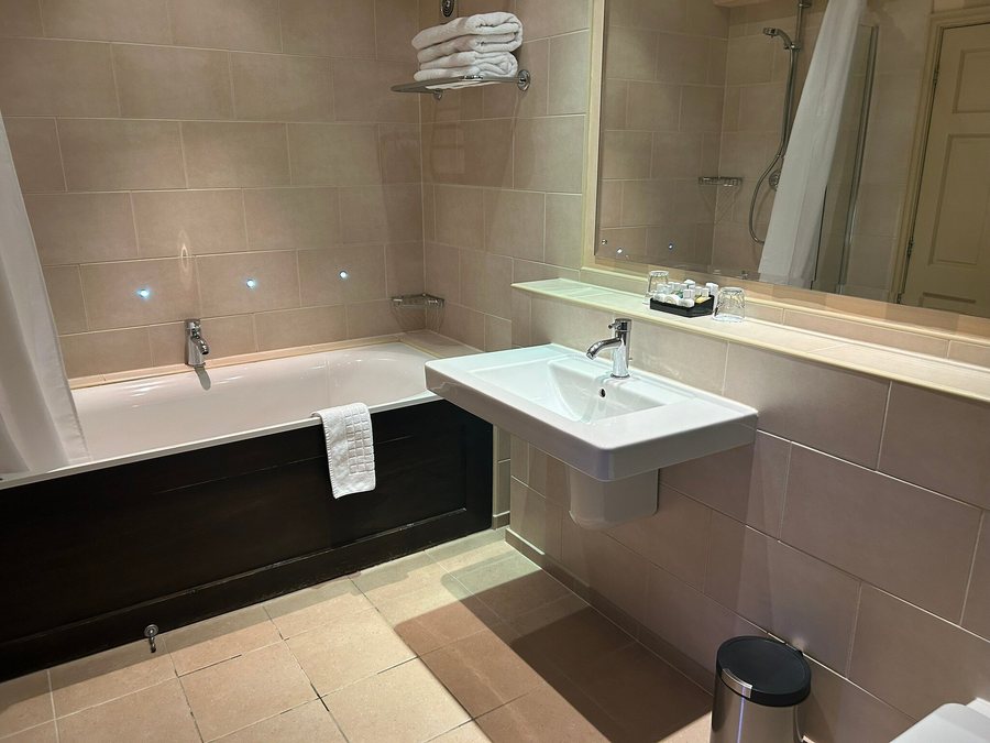 The Belmont Inn by OYO — Bathroom