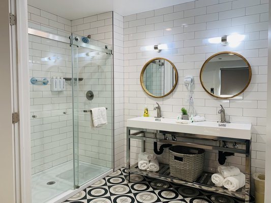 The Belmont Shore Inn — Bathroom