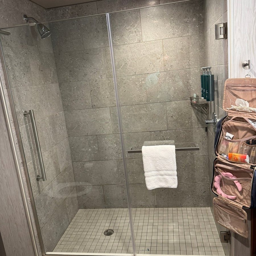 The Bevy Hotel Boerne A Doubletree By Hilton — Bathroom