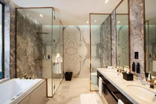 The Biltmore Hotel Villas — Bathroom