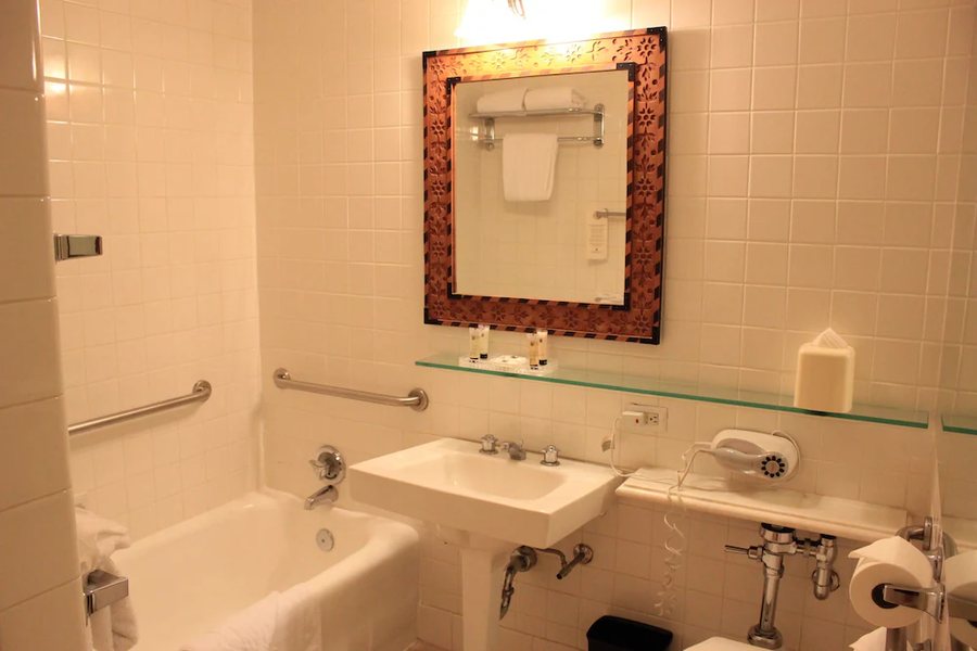 The Biltmore Los Angeles — Bathroom