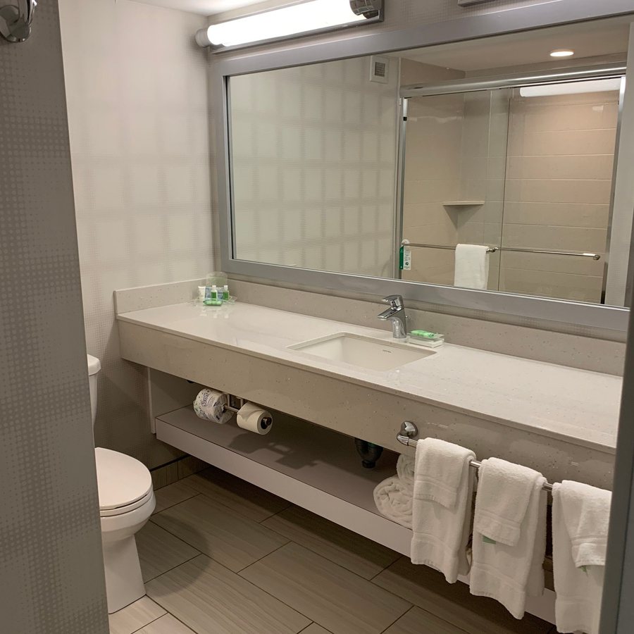 The Birchwood Inn and Tavern — Bathroom