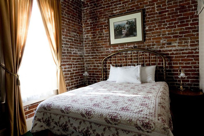 The Bishop Hotel — Guest room