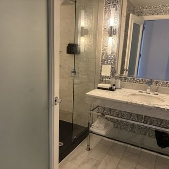 The Blackstone Autograph Collection Chicago Illinois — Bathroom