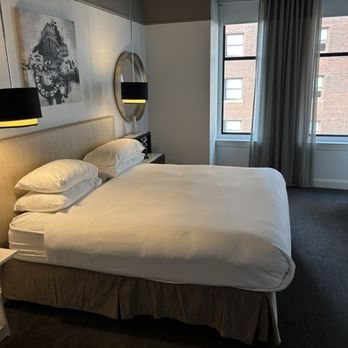 The Blackstone Autograph Collection Chicago Illinois — Guest room