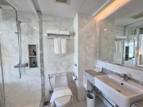 The Bloc Hotel Phuket — Bathroom