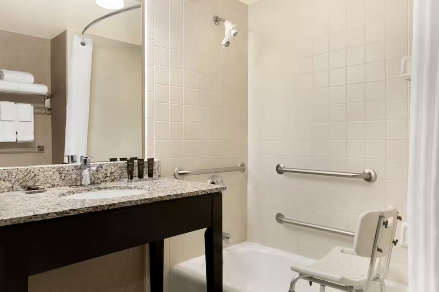 The Blu Hotel Blue Ash Cincinnati an Ascend Collection Hotel — Bathroom