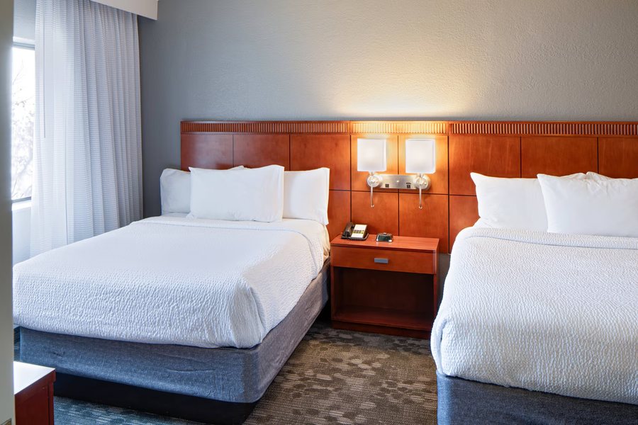 The Blu Hotel Blue Ash Cincinnati an Ascend Collection Hotel — Guest room