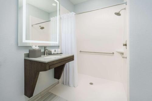 The Bluff Savannah Historic District Tapestry by Hilton — Bathroom