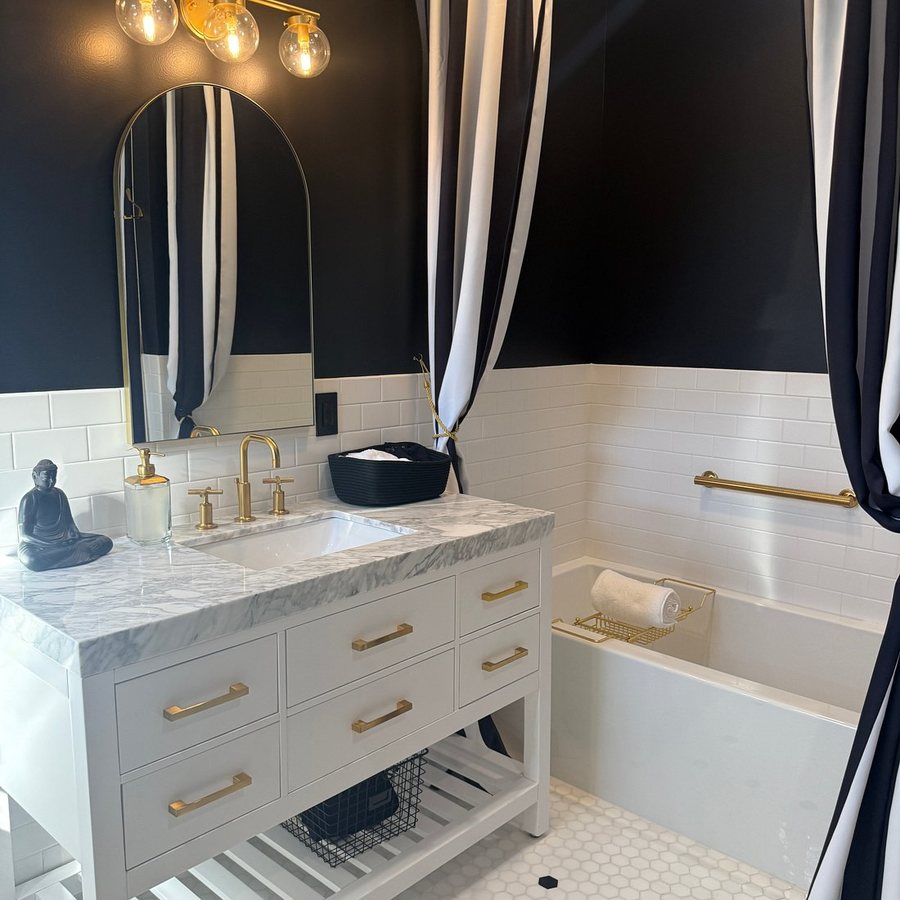 The Boardwalk Hotel Bar — Bathroom