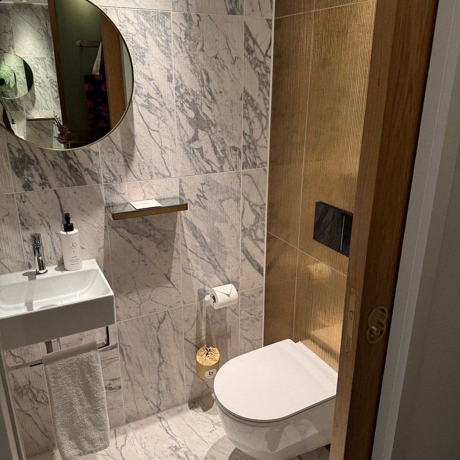 The BoTree London Curio Collection by Hilton — Bathroom