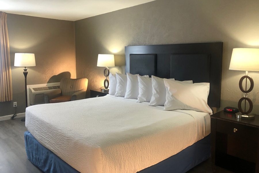 The Bransinn Entertainment District — Guest room