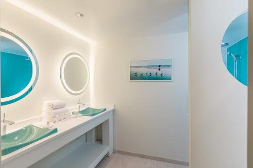The Break Hotel — Bathroom