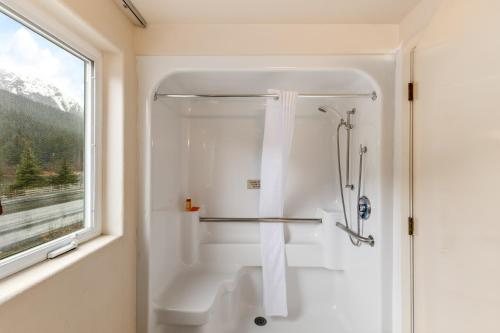 The Breeze Inn — Bathroom
