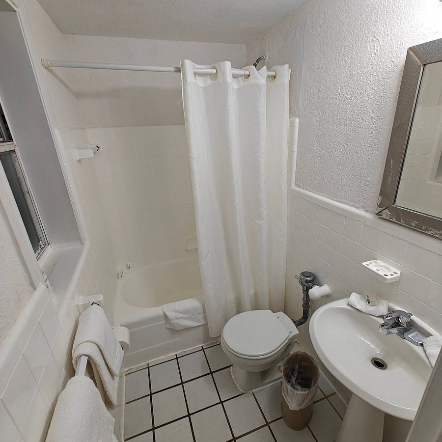 The Broadmoor Miami Beach Miami Beach Florida — Bathroom