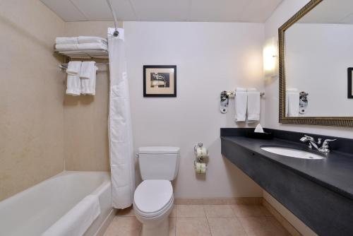 The Buckingham Inn — Bathroom