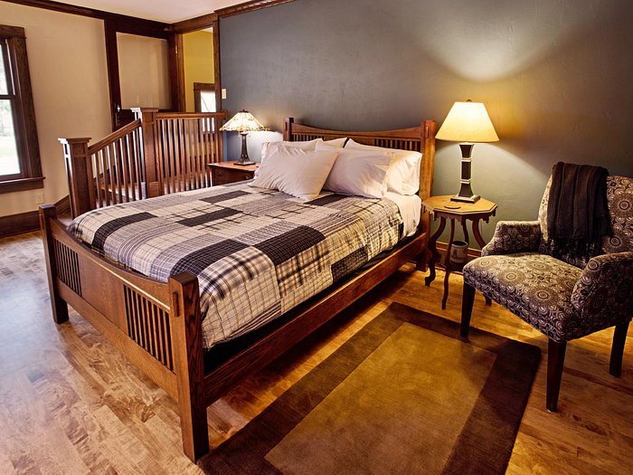 The Buckingham Inn — Guest room