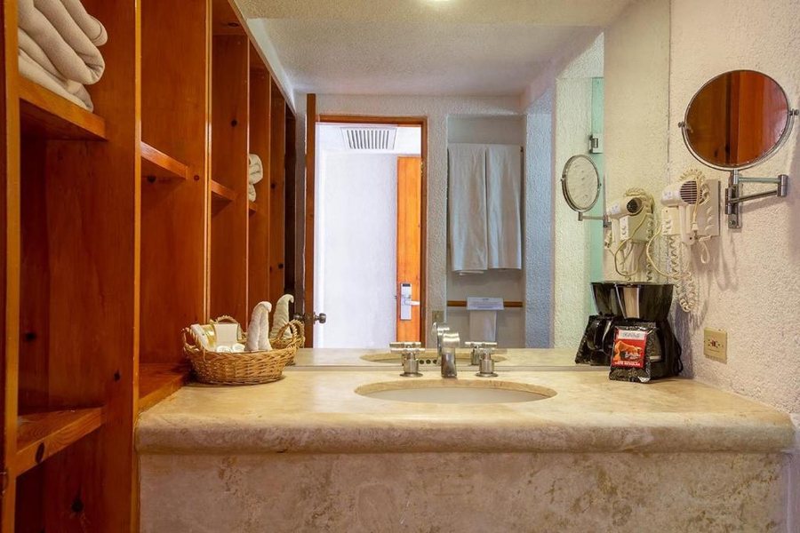 The Bungalows Hotel — Bathroom