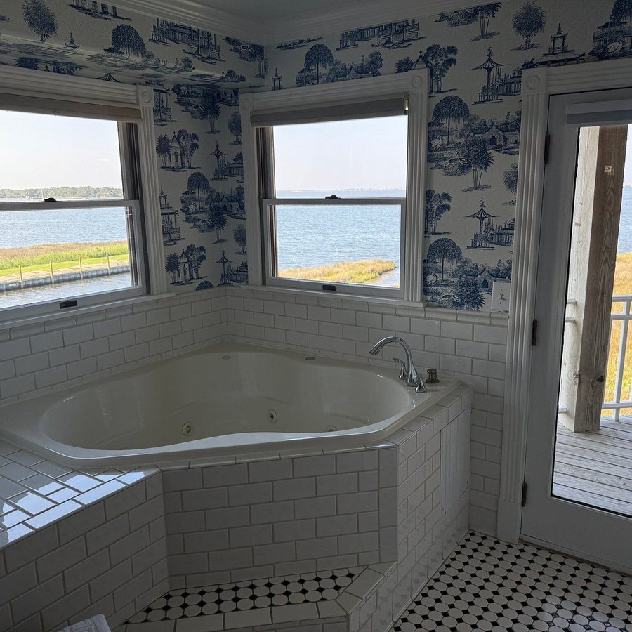 The Burrus House Inn Waterfront Suites — Bathroom