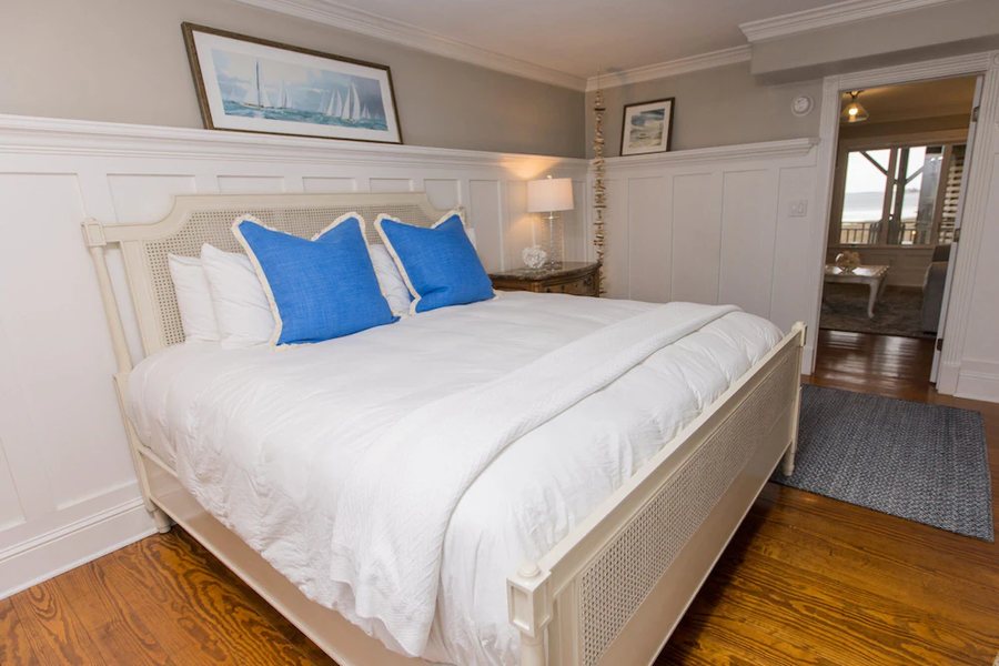 The Burrus House Inn Waterfront Suites — Guest room