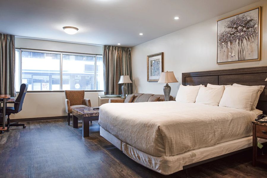 The Business Inn Suites — Guest room