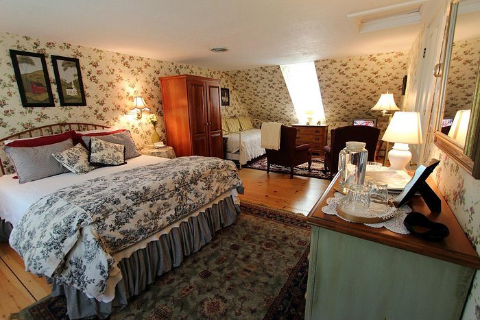 The Buttonwood Inn on Mount Surprise — Guest room