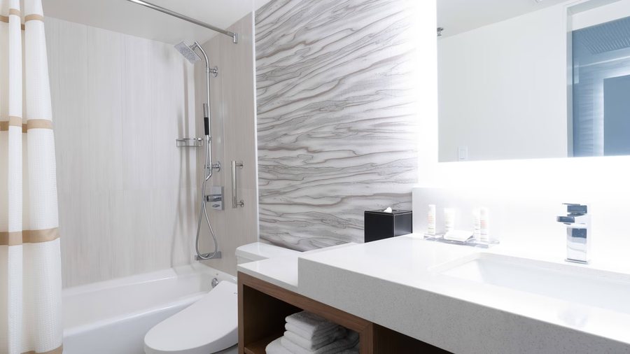 The Cabana at Waikiki — Bathroom
