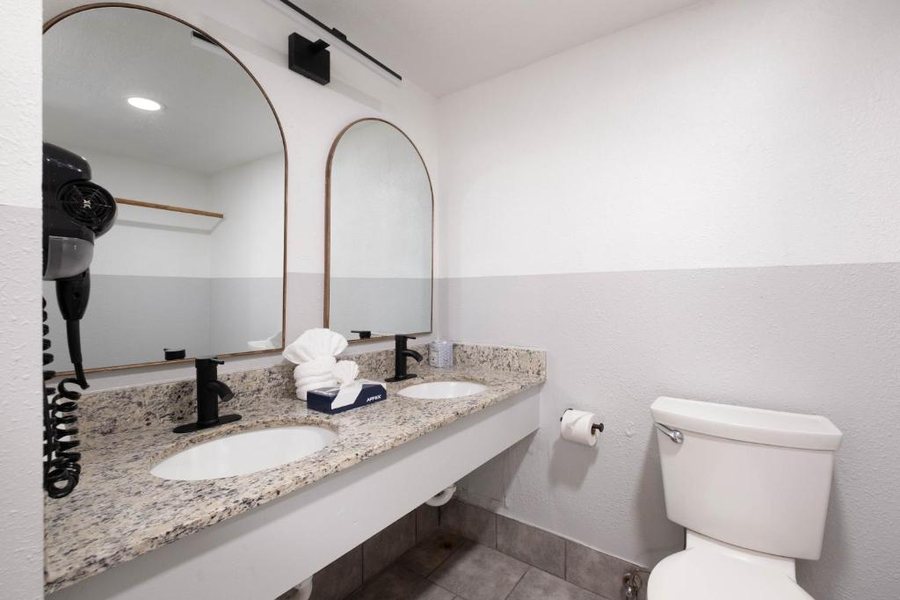 The Cactus Cove Inn And Suites — Bathroom