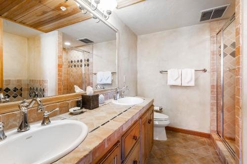 The Caledonian By All Seasons Resort Lodging — Bathroom