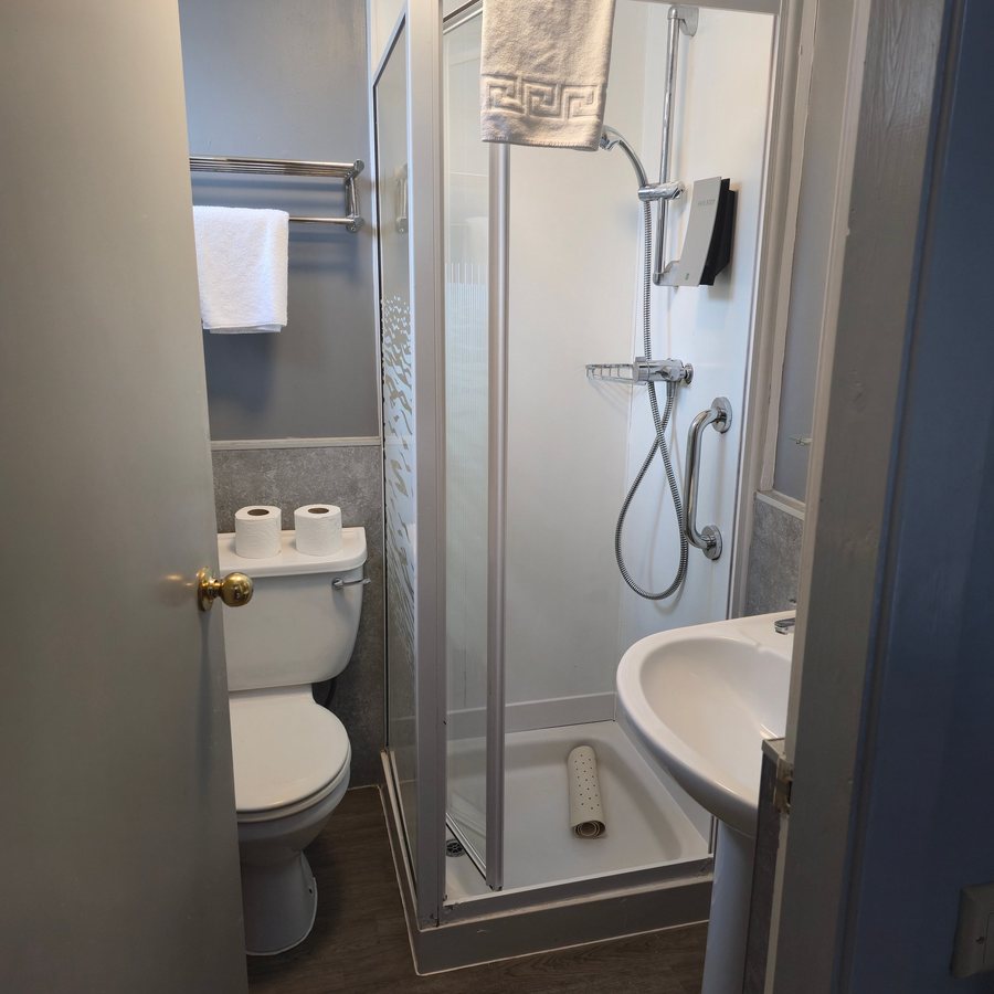 The Caledonian Claymore Hotel — Bathroom