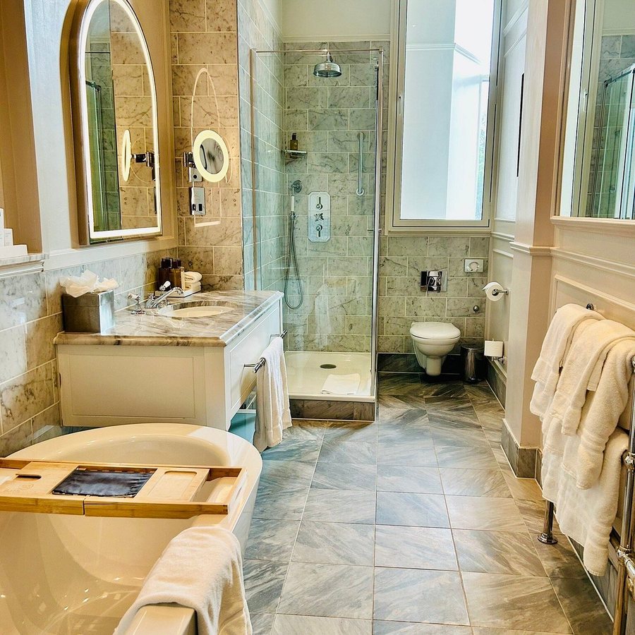 The Caledonian Edinburgh Curio Collection by Hilton — Bathroom