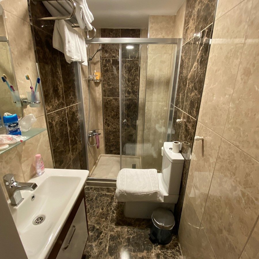 The Camelot Hotel Istanbul — Bathroom
