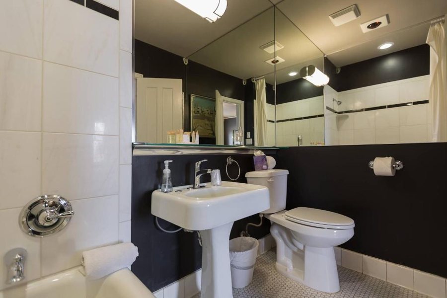 The Campbell Hotel — Bathroom