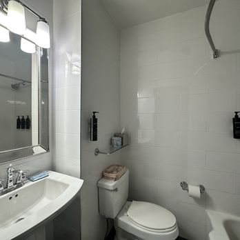The Campbell House Lexington Curio Collection by Hilton — Bathroom