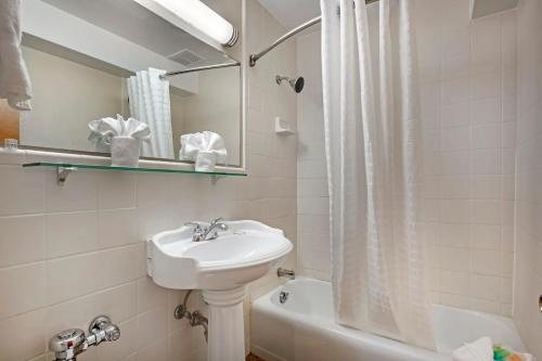 The Capitol Hotel — Bathroom