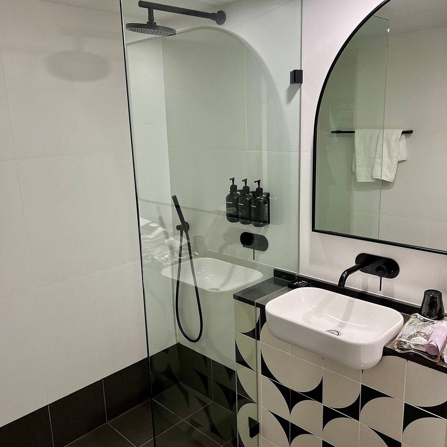 The Capitol Hotel Sydney — Bathroom