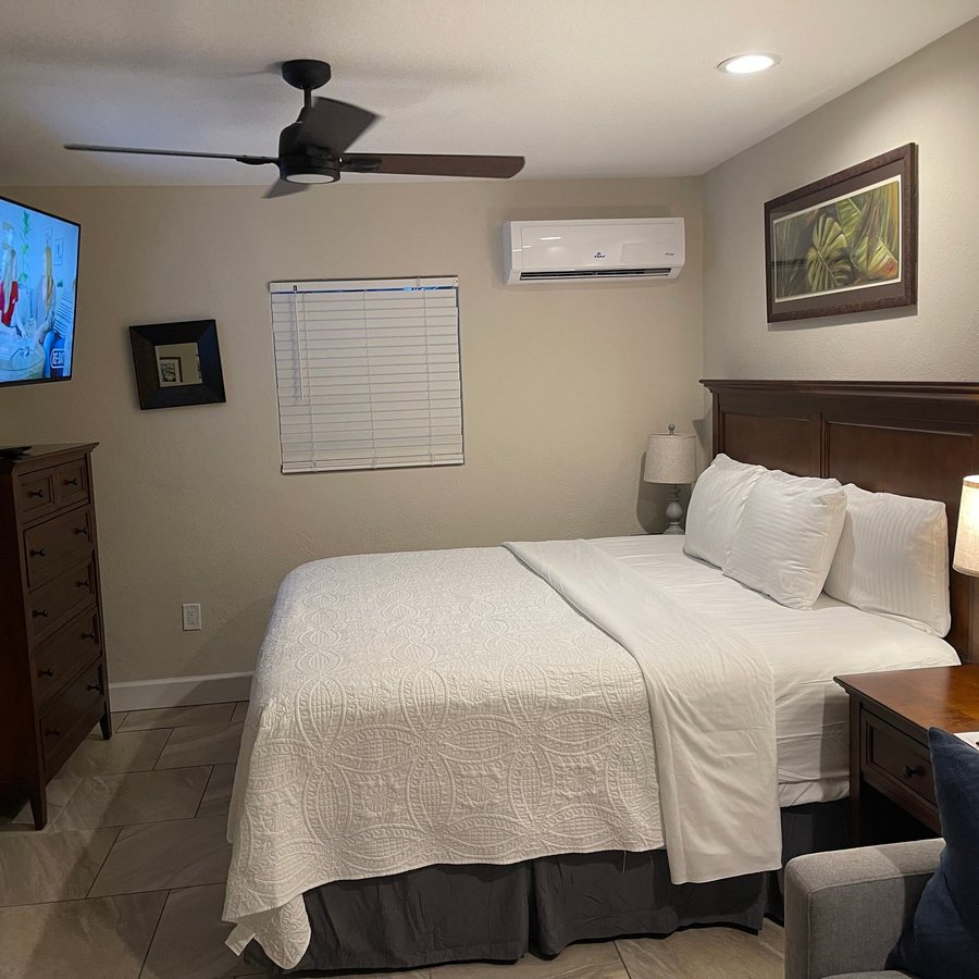 The Capri at Siesta — Guest room