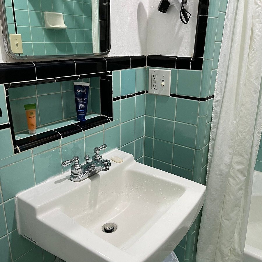 The Cardinal Inn — Bathroom