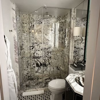 The Carlyle A Rosewood Hotel — Bathroom